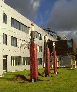 'Drei-Skulpturen-Säulen' von Stephan Balkenhol