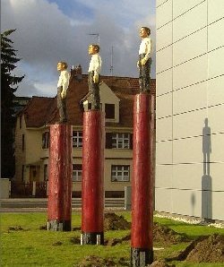 'Drei-Skulpturen-Säulen' von Stephan Balkenhol